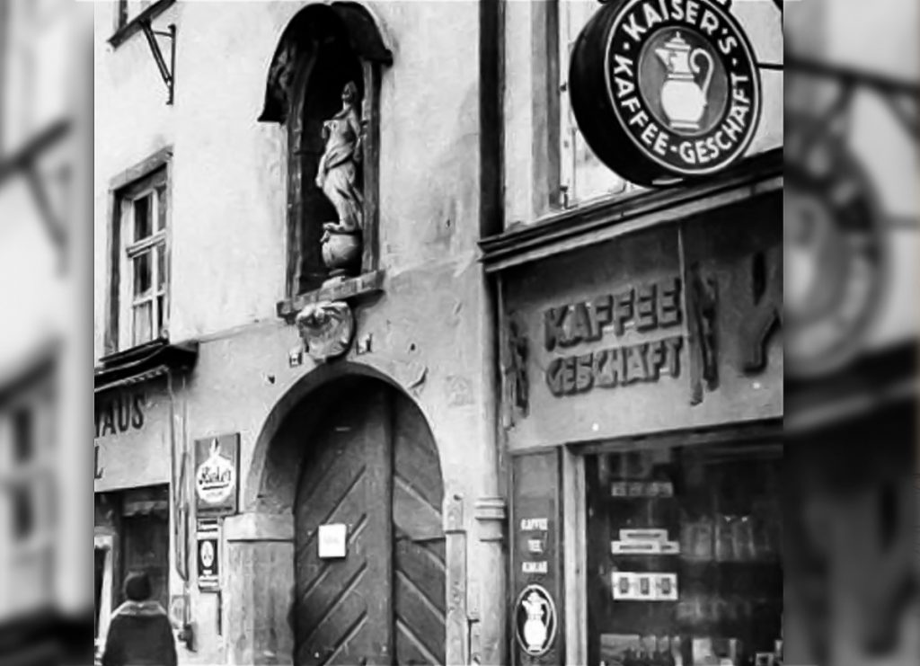 Ladenfront im Laufe der Zeit - Optik-Foto Niebler